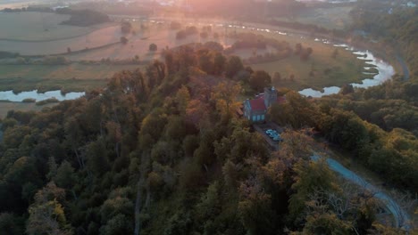 El-Paso-Elevado-De-Un-Dron-Disparó-Un-Castillo-Medieval-En-Una-Cresta-Con-Vistas-Al-Valle-Del-Río-Al-Amanecer.