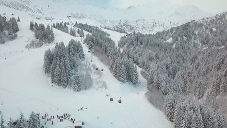 {aerial}-Drohnenansicht-über-Einer-Französischen-Verschneiten-Skistation-Im-Winter