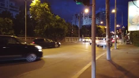 Zu-Fuß-Auf-Bukarest-Straßen-In-Der-Nacht-In-Der-Nähe-Der-Straße-Mit-Autos-Und-Ein-Sturm-Kommt