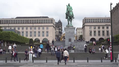 Gente-Caminando-Junto-A-La-Estatua-Del-Rey-Alberto-I-En-El-Mont-Des-Arts-De-Bruselas-En-Cámara-Lenta