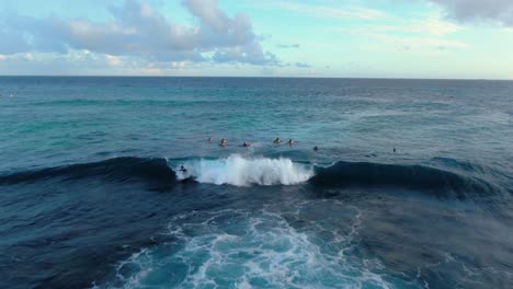 Luftaufnahme-Eines-Bodyboarders,-Der-Beim-Drop-Knee-Surfen-Auf-Einer-Welle-In-Oahu,-Hawaii,-Surft