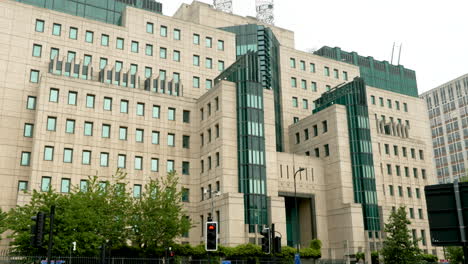 Pull-out-shot-of-the-Mi6-building-at-Vauxhall-Cross,-London,-home-to-the-British-Secret-Intelligence-Service