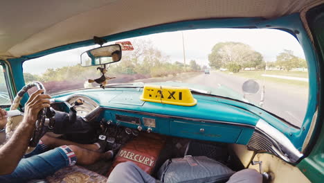 Beifahrer-POV-Fahrt-In-Einem-Alten-Oldtimer-Taxi-In-Havanna,-Kuba