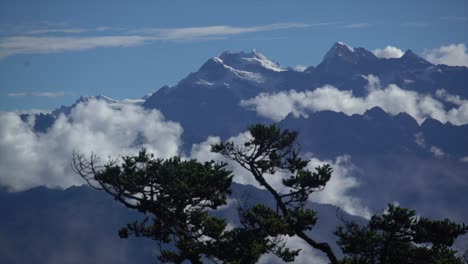 Timelapse-Del-Día-Del-Movimiento-De-Las-Nubes-En-La-Cordillera-Kanchenjunga-En-El-Este-De-Nepal.