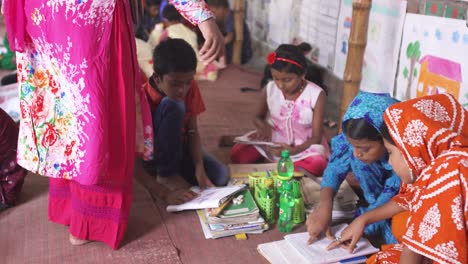 Eine-Gruppe-Armer-Kinder-Liest-In-Einer-Schule-In-Bangladesch