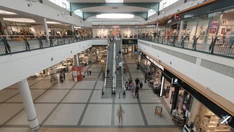 Zeitraffervideo-Von-Menschen,-Die-In-Einem-Finnischen-Einkaufszentrum-Herumlaufen