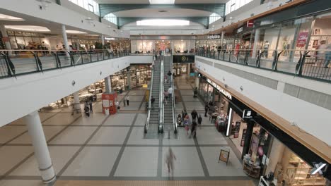 Video-De-Lapso-De-Tiempo-De-Personas-Caminando-En-Un-Centro-Comercial-Finlandés