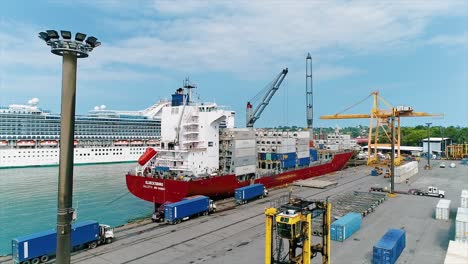 Tagesszene-Am-Hafenterminal-Von-Puerto-Limon-In-Costa-Rica-Mit-Einem-Im-Hintergrund-Vor-Anker-Liegenden-Kreuzfahrtschiff