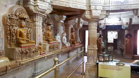 Wunderschöne-Skulpturen-Von-Göttern-Im-Inneren-Des-Alten-Shri-Parsva-Nath-Ji-Mandir-In-Der-Festung-Sonargarh-In-Jaisalmer,-Rajasthan,-Indien