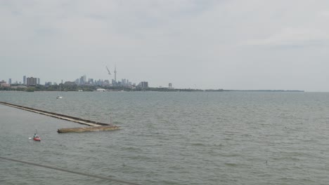 Vista-De-La-Ciudad-De-Toronto,-El-Puente-A-Orillas-Del-Lago-Y-La-Torre-CN-4k,-La-Cámara-Panorámica