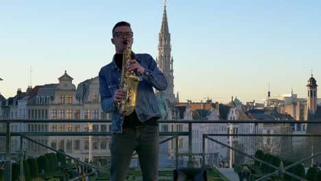 Artista-Callejero-Músico-Tocando-El-Saxofón-En-Bruselas,-Bélgica
