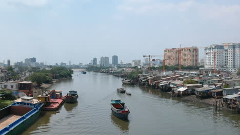 Drohnen-Kamerafahrt-Eines-Frachters,-Der-Den-Kanal-Zwischen-Ho-Chi-Minh-Stadt-Und-Vietnam-Entlangfährt