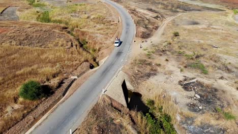 Furgoneta-Detenida-Al-Costado-De-La-Carretera-En-Madagascar