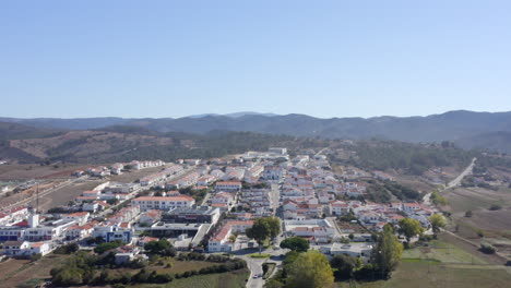 Drohnenflug-In-Richtung-Der-Hügel-Mit-Blick-Auf-Einige-Villen-In-Aljezur,-Algarve,-Portugal