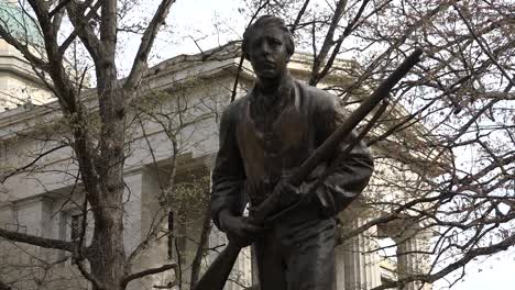Estatua-Confederada-De-Henry-Lawson-Wyatt-En-El-Centro-De-Raleigh,-Carolina-Del-Norte