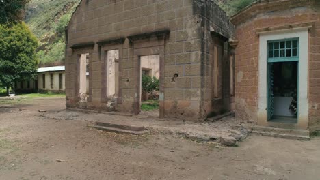 Luftaufnahme-Eines-Dachlosen-Gebäudes-In-Der-Mina-Española-Masonica-In-Real-De-Catorce,-San-Luis-Potosí,-Mexiko