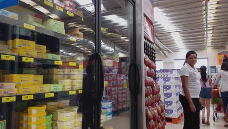Kühlbereich-Für-Milchprodukte-Im-Soriana-Supermarkt.-Queretaro,-Mexiko