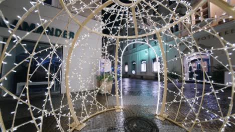 Flackernde-Lichtdekoration-In-Einer-Ecke-Der-Stadt-Krems-An-Der-Donau-Bei-Nächtlichem-Regen,-Österreich,-1.-Dezember-2021