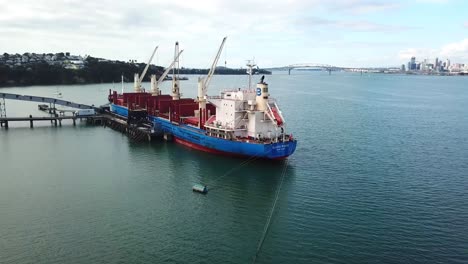 Luftpfanne-Des-Frachtschiffkrans-Beim-Abladen-Von-Zucker-In-Der-Zuckerfabrik-Chelsea,-Hafen-Von-Auckland,-Neuseeland-4k