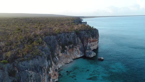 Erstaunliche-Reise-Zwischen-Den-Felsen-Und-Dem-Meer-In-Cabo-Rojo,-Dominikanische-Republik