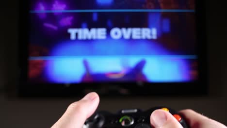 Time-Over-POV---Sicht-Der-Hände-Mit-Videospiel-Controller-Beim-Spielen-Eines-Rennspiels-Und-Die-Worte-„Time-Over“-Am-Ende,-Wenn-Das-Rennen-Zu-Ende-Ist