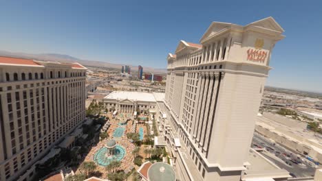 Drone-De-Carreras-FPV-Volando-Alrededor-Del-Hotel-Y-Casino-Caesars-Palace-Las-Vegas