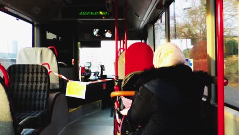 Mujer-Viaja-Cerca-De-La-Ventana-De-Un-Autobús