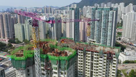 Mega-Sitio-De-Construcción-De-Edificios-En-El-Centro-De-Hong-Kong,-Levante-La-Vista-Aérea-Inclinada-Hacia-Abajo