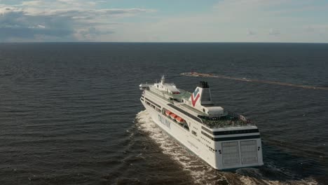 Crucero-Navega-Lentamente-Por-La-Bahía-De-Riga-Y-Navega-Por-El-Mar-Báltico