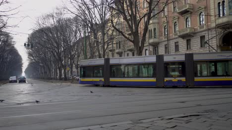 Tranvía-Por-Las-Calles-De-Turín.-Panorámica-Hacia-La-Izquierda