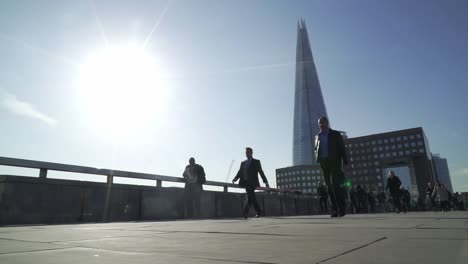 Menschen-Gehen-über-Eine-Brücke-In-London-Mit-Dem-Shard-Im-Hintergrund