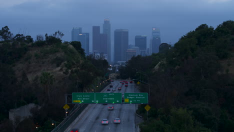 Zeitraffer-Des-Abnehmenden-Verkehrs-Und-Der-Innenstadt-Von-Los-Angeles-In-Der-Abenddämmerung-Mit-Lichtspuren