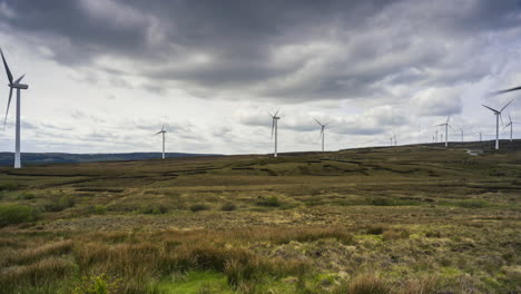 Zeitraffer-Von-Windkraftanlagen-In-Einem-Abgelegenen-Moorgebiet-Mit-Ziehenden-Wolken-In-Den-Arigna-Bergen-In-Irland