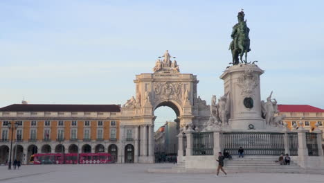 Denkmal-Für-König-José-I.-Am-Praça-Do-Comercio-Mit-Dem-Bogen-Der-Rua-Augusta-Im-Hintergrund-In-Lissabon,-Portugal