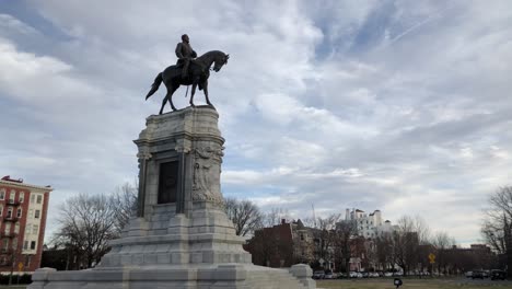 Estatua-Del-General-Confederado-Robert-E-Lee-En-Medio-De-Una-Rotonda-En-Richmond,-Virginia,-Controvertida-Estatua-Confederada