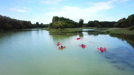 Toma-Aérea-De-Personas-Practicando-Kayak-En-El-Río-Danubio,-Hungría,-En-Un-Día-Soleado.