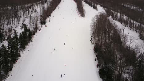 Luftaufnahmen-Einer-Drohne-Von-Skifahrern-Auf-Dem-Burke-Mountain-Im-Norden-Von-Vermont