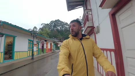 Caminando-Por-La-Calle-Del-Rey-De-Salento-En-Colombia