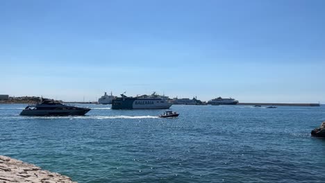 Puerto-De-La-Isla-De-Ibiza-En-Un-Espléndido-Día-Soleado