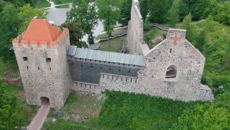 Luftaufnahme-Des-Abstiegs-Konzentrierte-Sich-Auf-Die-Burg-Von-Sigulda,-Lettland