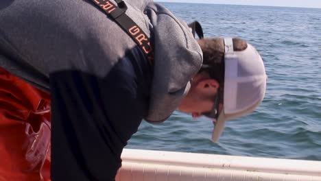 Junger-Hummerfischer-Wirft-Hummerfalle-In-Den-Atlantik