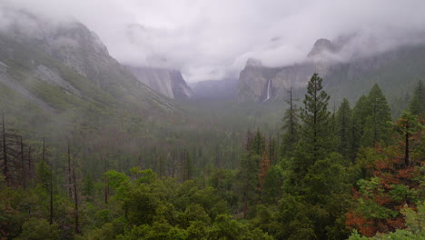 Tunnel-view-of-Yosemite-valley-in-Yosemite,-CA