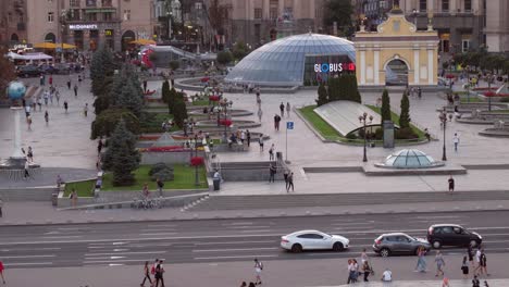 Plano-Medio-Elevado-De-La-Calle-Khreschatyk-Kiev-Con-La-Plaza-Maidan-Detrás