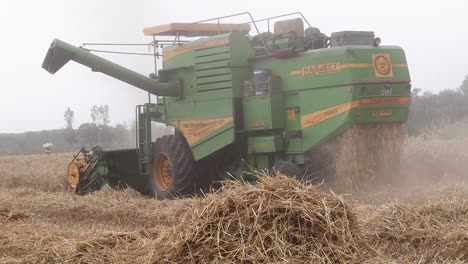 Ernten-Und-Schneiden-Von-Weizen-Mit-Maschinen,-Landwirtschaftsindustrie-Nutzt-Technologie-Für-Moderne-Urbane-Landwirtschaft