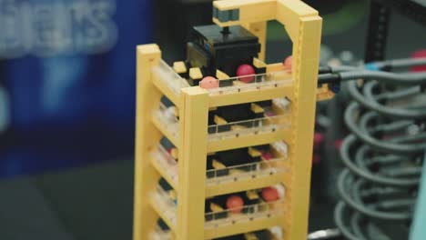 Construcción-Lego-De-Un-Ascensor-Que-Mueve-Múltiples-Bolas-Diminutas-Hacia-Un-Tobogán-|-Camara-Lenta