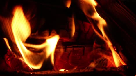 Nahaufnahme-Detailaufnahme-Von-Flammen,-Die-Die-Verbrennungsreaktion-Von-Holzbrennstoff-Zerstören