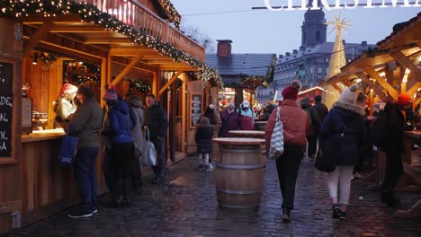 Gente-En-El-Mercado-De-Navidad-En-Copenhague,-Stand-Vendiendo-Vino-Caliente
