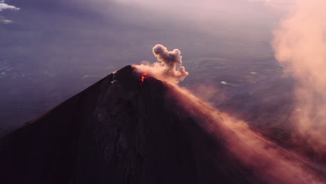 Espectacular-Toma-Del-Amanecer-De-Fuego,-Uno-De-Los-Volcanes-Activos-De-Guatemala