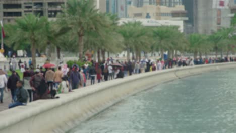 Zeitraffer-Von-Menschen,-Die-Auf-Der-Corniche-In-Doha,-Katar-Spazieren