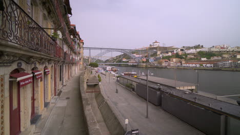 Porto---Portugal---18.-März-2020:-Leeres-Flussufer-Und-Umliegende-Straßen-Von-Porto,-UNESCO-Weltkulturerbe,-Während-Der-Coronavirus-Pandemie---Covid19-Pandemie-Und-Lockdown-Quarantäne